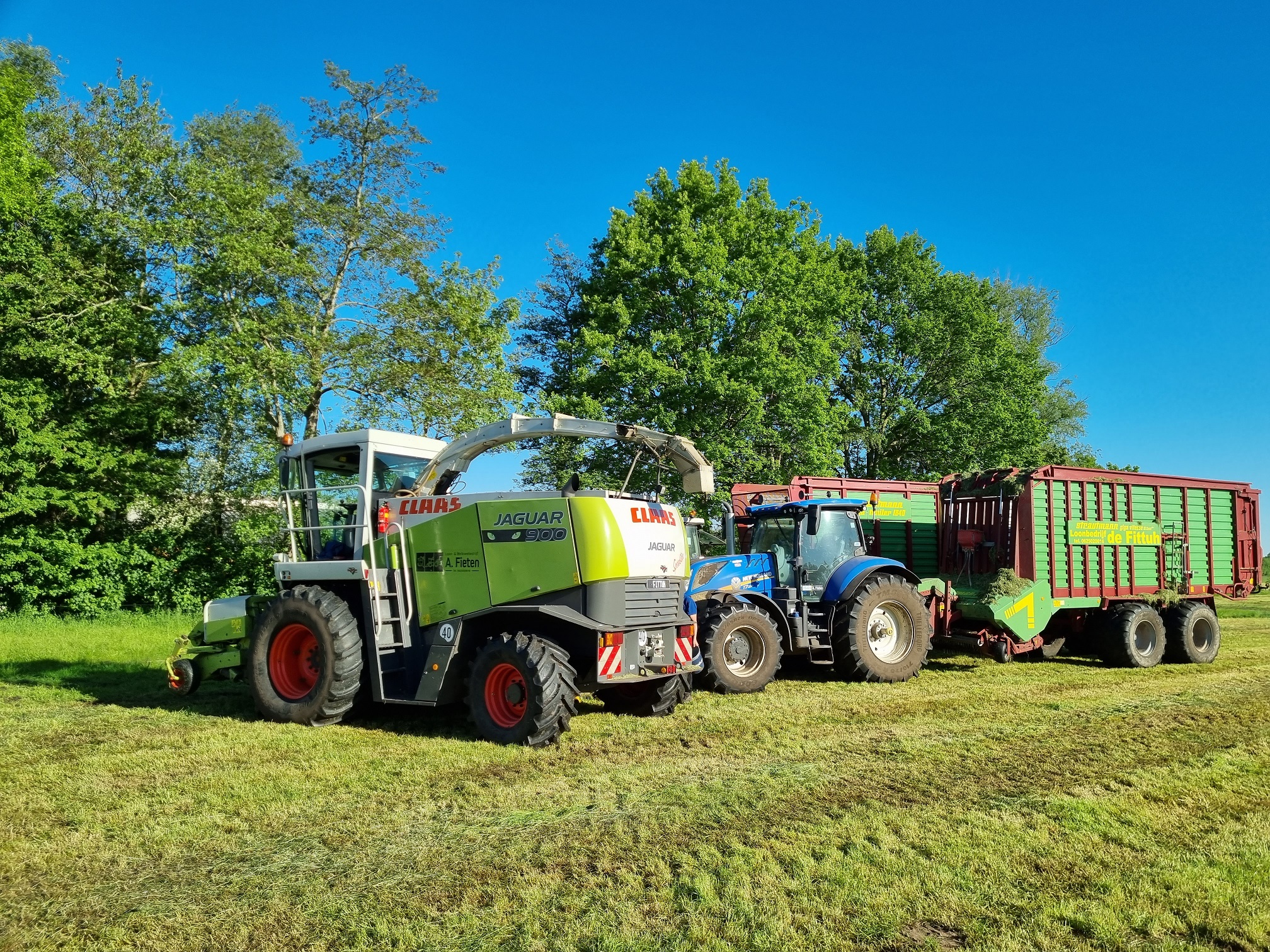 Claas Jaguar New Holland en karren